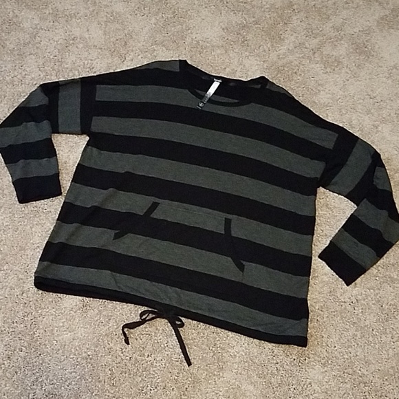 Black and gray top - Picture 1 of 5